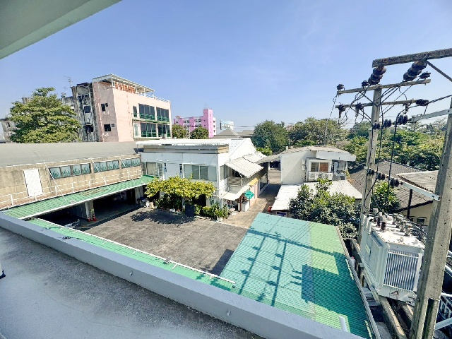 ถ.ลาดพร้าว67-73  เซ็นทรัล ลาดพร้าว 4.2 กม. MRT ลาดพร้าว 3.5กม.ให้เช่าอาคารพาณิชย์ 3 ชั้น 750 ตร.ม. 400ตร.วา.11 นอน 8น้ำ ติดแอร์ใหม่  