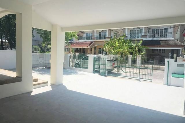 ให้เช่าบ้านเดี่ยว 2 ชั้น 220 ตร.ม. 4 ห้องนอน โครงการบ้านอัญชัญ ศรีนครินทร์ 51 ใกล้ซีคอน ใกล้ MRT สายสีเหลือง ติดตลาดนัดรถไฟศรีนครินทร์