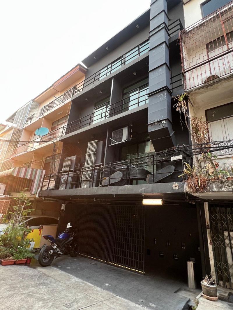 ให้เช่า-ขาย ตึกแถวสองคูหา 4 ชั้นใจกลางย่านธุรกิจแถบถนนสาทร สีลม ในซอยสาธุประดิษฐ์ 4 เป็นซอยตัน