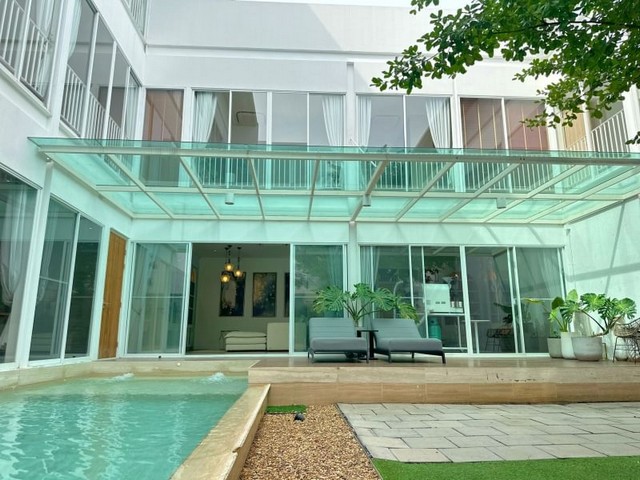ขายบ้านหรู 3 ชั้น TRITARA LUXURY POOL VILLA วัชรพล สุขาภิบาล 145 ตร.วา สไตล์ Modern Box เฟอร์ครบ พร้อมเข้าอยู่