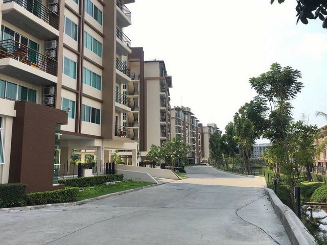 TEL:088-559 5199 คุณเอLine:https://line.me/ti/p/C0eGe0whLXให้เช่า กรีนเลค คอนโด ศรีราชา (Greenlake Condo Sriracha)ตึก 2 ชั้น 5 คอนโด Low Rise บรรยากาศสงบ ส่วนตัวราคาเช่า: 10,000 บาท/เดือนมัดจำ 2 เดือน + ล่วงหน้า 1 เดือนพื้นที่ใช้สอย 50 ตร.ม. 1 ห้องนอน  1 ห้องน้ำ1 ห้องนั่งเล่นห้องครัวแบบปิด พร้อมระเบียงขนาดใหญ่กว่า 8 ตร.ม.- วิวสวนสาธารณะและสวนภายในโครงการ- เฟอร์นิเจอร์ครบ พร้อมเครื่องใช้ไฟฟ้า และแอร์ทุกห้อง- ประตูห้องขนาดใหญ่ เก็�