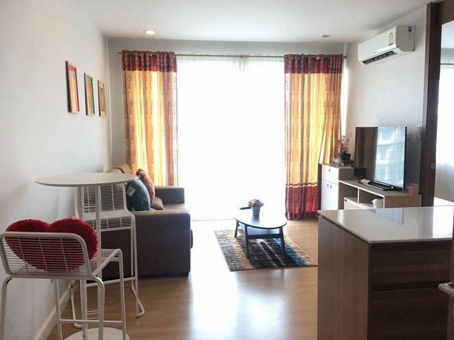 TEL:088-559 5199 คุณเอLine:https://line.me/ti/p/C0eGe0whLXกรีนเลค คอนโด ศรีราชา (Greenlake Condo Sriracha)ตึก 2 ชั้น 5 คอนโด Low Rise บรรยากาศสงบ ส่วนตัวราคาขาย: 2.5 ล้านบาทค่าโอนคนละครึ่ง (50/50)พื้นที่ใช้สอย 50 ตร.ม. 1 ห้องนอน  1 ห้องน้ำ1 ห้องนั่งเล่นห้องครัวแบบปิด พร้อมระเบียงขนาดใหญ่กว่า 8 ตร.ม.- วิวสวนสาธารณะและสวนภายในโครงการ- เฟอร์นิเจอร์ครบ พร้อมเครื่องใช้ไฟฟ้า และแอร์ทุกห้อง- ประตูห้องขนาดใหญ่ เก็บเสียงดีเยี่ยมจุดเด�