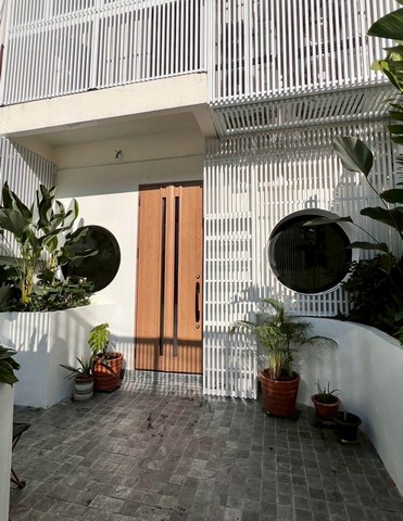 LV53216 ให้เช่า Townhome ใกล้ BTS ช่องนนทรี วัสดุคุณภาพสูงจากญี่ปุ่นและยุโรป เป็นมิตรกับแมว เหมาะสำหรับคู่รักหรือครอบครัว 3 คนราคาเช่า : 59,000 บาท/เดือน (สัญญา 1 ปี)ที่ตั้ง : สีลม บางรัก กรุงเทพรายละเอียด :- ขนาดที่ดิน 18 ตร.ว.- พื้นที่ใช้สอย 140 ตร.ม.- 2 ชั้น - 2 ห้องนอน - 2 ห้องน้ำ- เครื่องปรับอากาศอัจฉริยะและระบบล็อคประตูหน้าบ้านอัจฉริยะ เฟอร์นิเจอร์ครบชุดพร้อมเข้าอยู่- ฉนวนกันความร้อน�