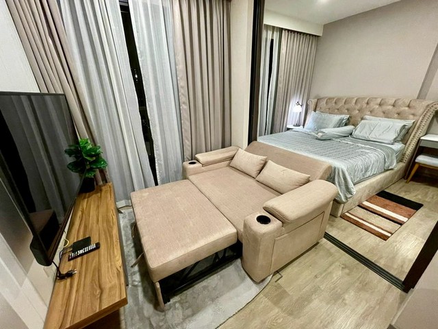 TEL:088-559 5199 คุณเอLine:https://line.me/ti/p/C0eGe0whLXให้เช่า Keen Center Condo ศรีราชาติดโรบินสัน ศรีราชา ทำเลใจกลางเมือง เดินทางสะดวกค่าเช่า 19,000 บาท / เดือน ประกัน 2 เดือน - ล่วงหน้า 1 เดือน ชั้น 35 วิวภูเขา เงียบสงบ เป็นส่วนตัวห้องขนาด 36 ตร.ม. 1 ห้องนอน 1 ห้องน้ำ- ฟรีอินเทอร์เน็ต- ล้างแอร์ฟรีปีละ 2 ครั้ง- ทำความสะอาดฟรีสัปดาห์ละ 2 วัน- มีเครื่องกรองน้ำดื่มภายในห้องตกแต่งหรูหรา- เตียงสไตล์เจ้าหญิง สวยงาม น่าน