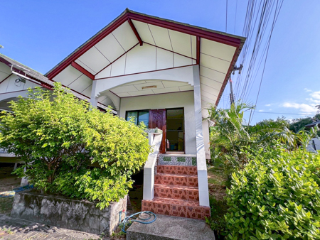 บ้านเดี่ยว 1 ห้องนอน 1 ห้องน้ำ ใกล้ชายหาดแม่น้ำเพียง 250 เมตร เกาะสมุย ตกแต่งครบ แอร์ ทีวี ครัวพร้อม ระเบียงส่วนตัว เดินถึงตลาด ร้านค้า และชายหาดได้สะดวกค่าเช่า 12,000–14,000 บาท/เดือน โทร. 089-633-19781-Bedroom, 1-Bathroom House for Rent – Only 250m from Mae Nam Beach, Koh Samui. Fully furnished with air-conditioning, TV, kitchen, and private balcony. Walking distance to market, shops, and beach.Rent: 12,000–14,000 THB/month. Call: +66 89 633 1978