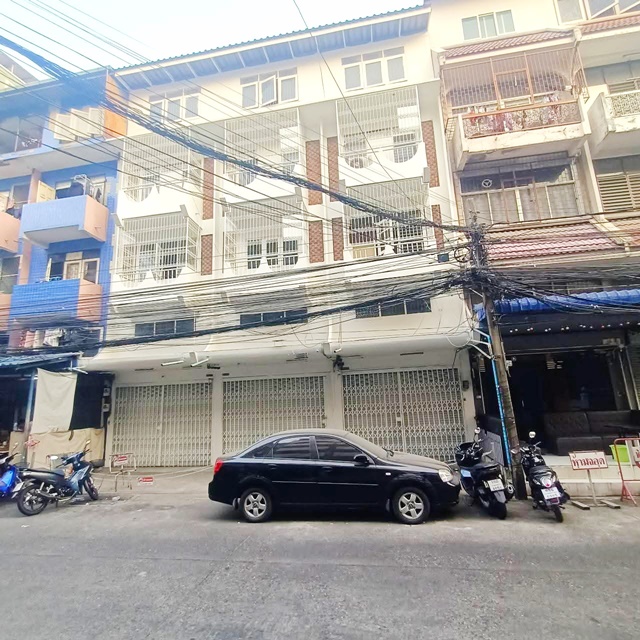 รถไฟฟ้า ทางด่วนหลัก 2 สาย สถานีรถไฟฟ้า MRT พระราม9 80ม. Central Rama 9 90 ม. ให้เช่าอาคารพาณิชย์ 3 คูหา 69ตร.ว. 4 ชั้น 3 คัน    1056ตรม. 
