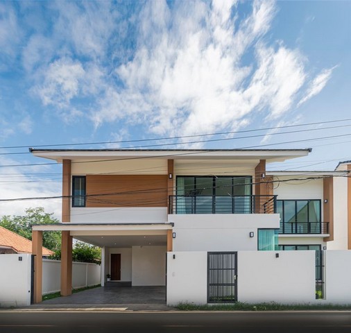 รับผ่อนตรงบริษัท​ #ไม่เช็คเครดิต​ #ติดบูโรซื้อได้​ #อยู่ต่างประเทศซื้อได้#โซนแม่เหียะ ขาย 7.499 ล้าน 74 ตรว. บ้านสวยสร้างใหม่ 2 ชั้น #สไตล์โมเดิร์น ใช้วัสดุอย่างดี มีคุณภาพ #อำเภอเมือง ตกแต่งครบจบ #หิ้วกระเป๋าพร้อมเข้าอยู่ได้เลย เดินทางสะดวกสบาย #ใกล้บิ๊กซีแม่เหียะ #ใกล้สนามบินเนื้อที่ 74 ตรว.พื้นที่ใช้สอย 345 ตรม.4 ห้องนอน 5 ห้องน้ำ1 ห้องรับแขก1 ห้องครัว1 ห้องแม่บ้าน ปรั