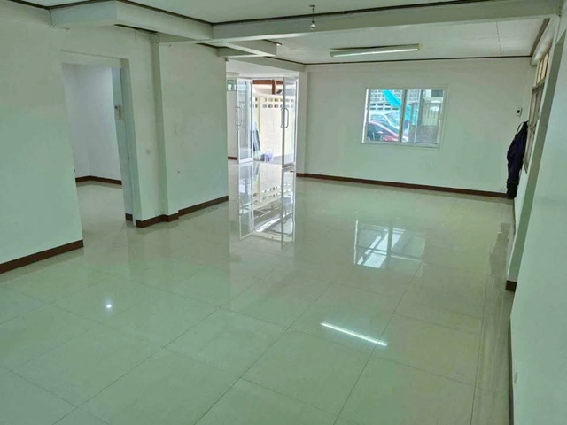 ทำเลดี ไม่เปลี่ยว เงียบสงบ ประชาราษฎร์บำเพ็ญ 4นอน ให้เช่า บ้านเดี่ยว 2 ชั้น  52 ตร.วา.222 ตร.ม.  รร.นานาชาติเคไอเอส 1.6 กม. อยู่อาศัย 29,998 B-M 2น้ำ แหล่งช้อปปิ้ง เดอะ สตรีท รัชดา 2.4 กม.  เดินทางเข้าออกได้หลายทาง  MRT ห้วยขวาง 900ม. 4 แอร์  Good location, not isolated, quiet, Pracharat Bamphen, 4 bedrooms, for rent, 2-story detached house, 52 sq m., 222 sq m., KIS International School 1.6 km., residential 29,998 B-M, 2 bathrooms, shopping area The Street Ratchada 2.4 km., can travel in and out by many routes, MRT Huai Khwang 900 m., 4 air conditioners แยกห้วยขวาง-ประชาอุทิศถ.รัชดาภิเษก ป