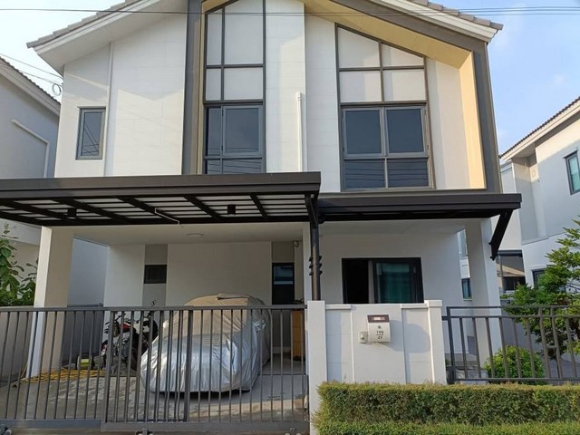 หมู่บ้าน SENSE บางนา-สุวรรณภูมิ  สไตล์สแกนดิเนเวียน บ้านเดี่ยวมือสองสภาพใหม่พร้อมเข้าอยู่บ้านหันหน้าไปทางทิศใต้ รับลมตลอดปีหน้ากว้าง 8 เมตร จอดรถยนต์ได้ 2 คัน4 ห้องนอน 3 ห้องน้ำ พื้นที่ใช้สอยประมาณ 127 sqm พื้นที่ 39.2 ตร.วาสิ่งอำนวยความสะดวกเพิ่มเติมจากบ้านเดิมอยู่ถนนเมนหลักของโครงการลงเสาไมโครไพน์ทำหลังคาปูพื้นรอบบ้านรายการเฟอร์นิเจอร์แถมแอร์ 3 ตัวโต๊ะอาหาร พ�