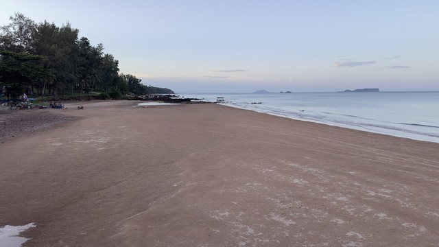 ขายที่ดินใกล้หาดบางเบิด หน้าแปลงที่ดินติดถนนทางหลวง ใกล้หาดบางเบิด 1 กม.++ ขนาดที่ดิน 50-1-18 ไร่ โฉนดครุฑแดง พร้อมโอน ค่าโอน คนล่ะครึ่ง ++ ขายราคาไร่ล่ะ 8 แสน -1.5 ลบ.ด้านหน้าติดถนนทางหลวงหมายเลข 1015 พิกัด: ใกล้หาดบางเบิด ต.ทรายทอง อ.บางสะพานน้อย จ.ประจวบฯสถานะที่ดิน:++ ภายในที่ดินเป็นสวนทุเรียนที่เก็บผลผลิตได้แล้วจำนวน 300 ต้นเก็บผลผลิตขายได้ 7-8 แสนต่อปี++ ทุเรียนอายุ 3 ปี �