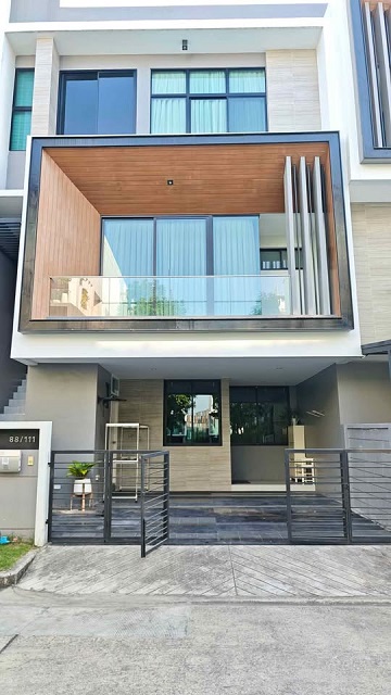 ให้เช่าทาวน์โฮม 3 ชั้น ทำเลกรุงเทพกรีฑา ศรีนครินทร์-พระราม9  3-4นอน ติดถนนใหญ่ 89,998 B-M. 4 น้ำ พื้นที่กว้าง 24 ตร.วา. 285 ตร.ม.ARL บ้านทับช้าง 1.9 กม. ม.นานาชาติแสตมฟอร์ด  2.9 กม.  ศักยภาพสูง ใกล้ศูนย์ธุรกิจ และแหล่งไลฟ์สไตล์ ฟังก์ชันครบ รพ.วิภาราม 2.1 กม.ระบบสาธารณูปโภคคุณภาพ เหมาะอยู่อาศัย หรือโฮมออฟฟิศ เดินทางสะดวก ปลอดภัย ถ. ศรีนครินทร์ พระราม93-story townhome for rent Bangkok Kreetha area 3-4bed 4bath Srinakarin-Rama 9 ARL BaanThapChang 1.9km.  89,998
